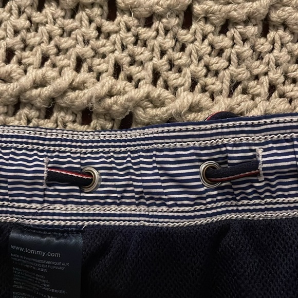 Men’s Tommy Hilfiger swim trunks men’s sz XL Navy blue 3 pockets, 1‎ pocket tear - Picture 7 of 12